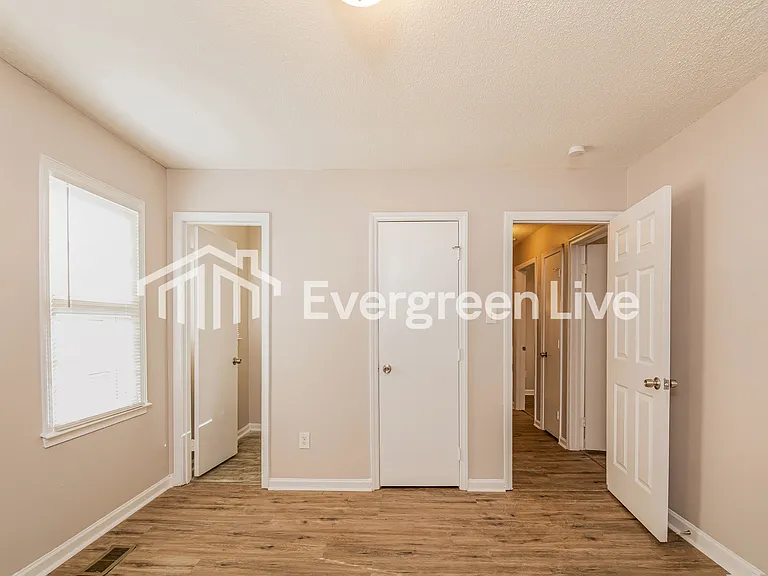 2716 Shaftsbury St — Photo 12