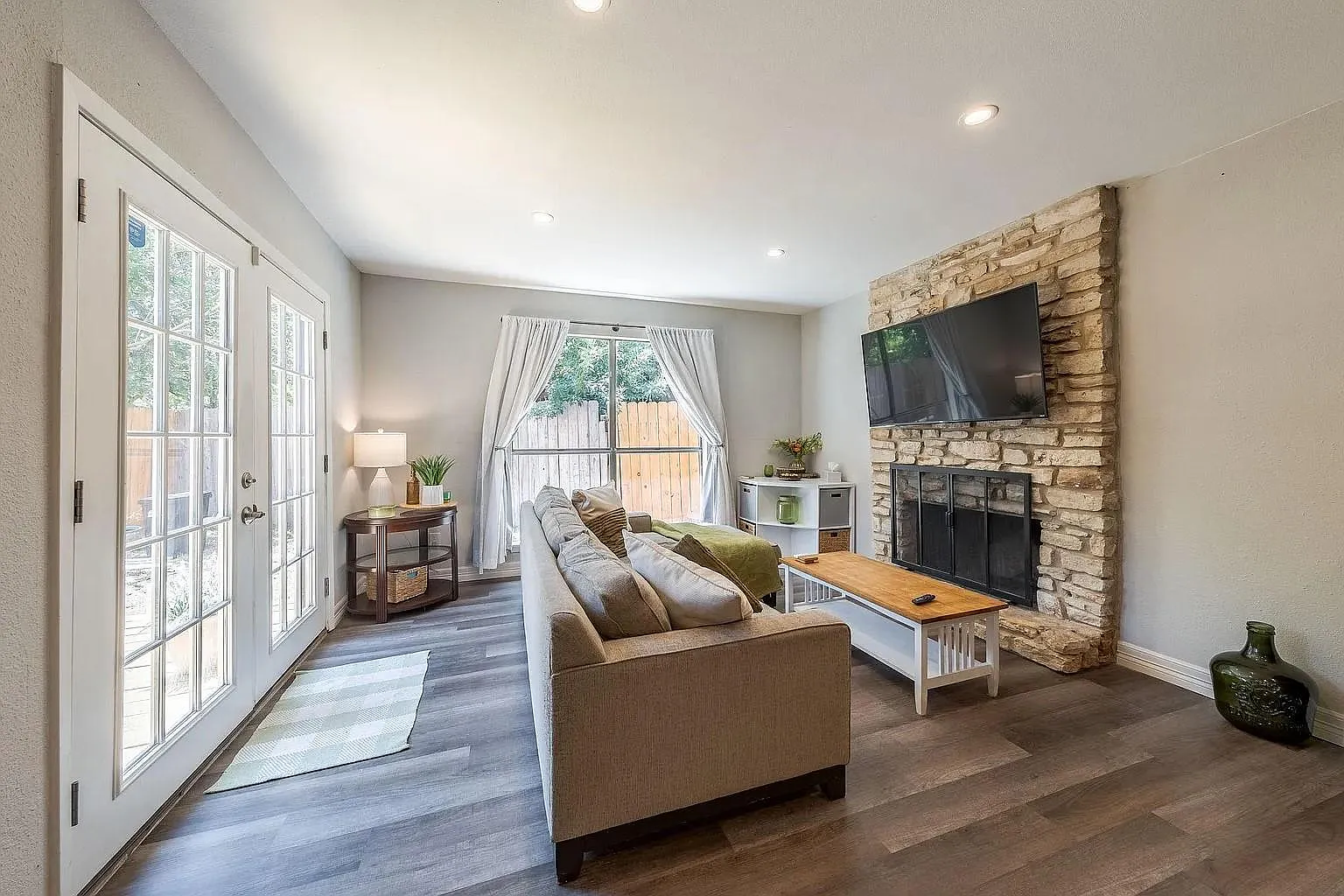 3 bed, 2.0 bath, 1256 sqft, $1,650 — Photo 2