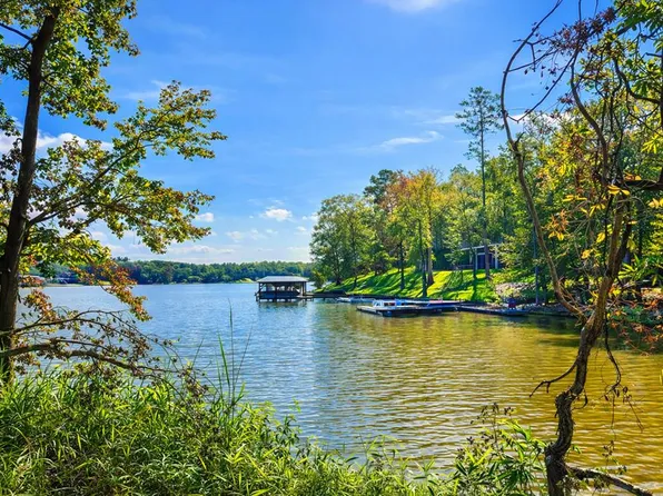 844 Eagles Harbor Dr, Hodges, SC 29653