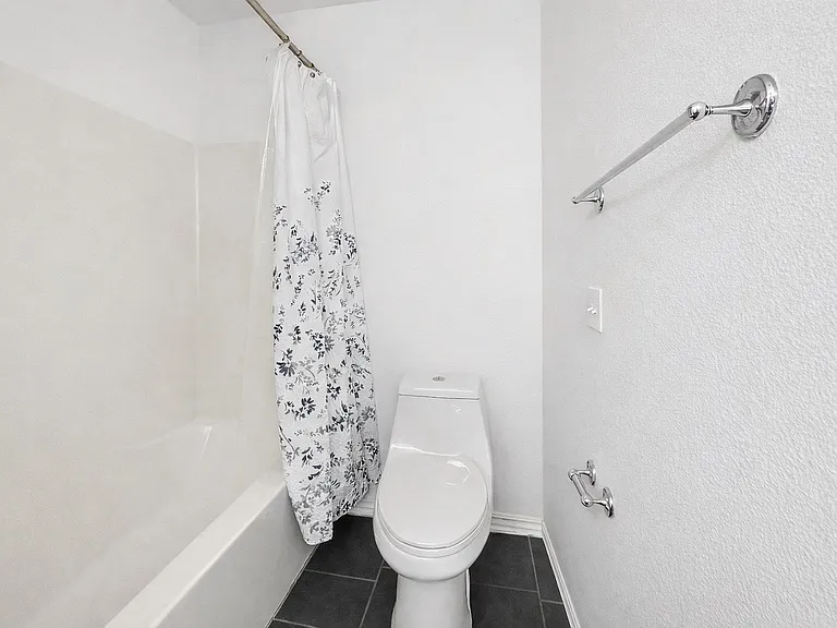 110 SE G Ct — Photo 18