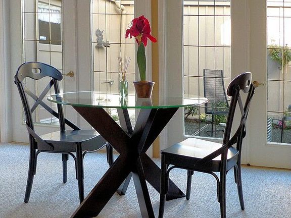 KITCHEN EATING AREA WITH FRENCH DOORS OUT ON TO THE PRIVATE COURTYARD