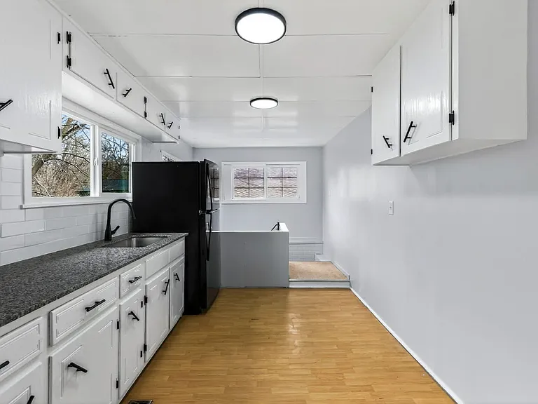 221 N Crysler Ave — Photo 11