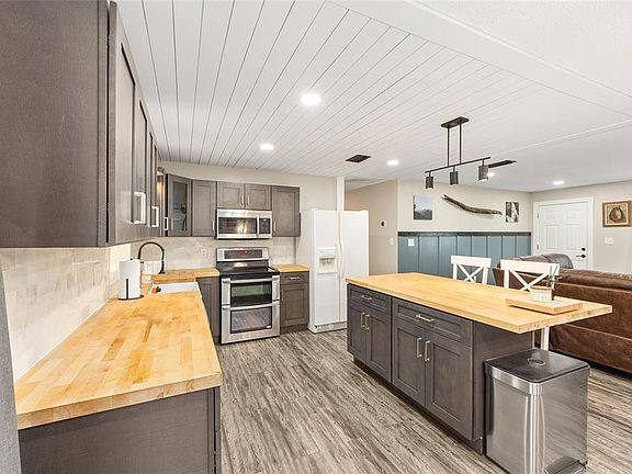 3rd image of 903 NE 17th Ct