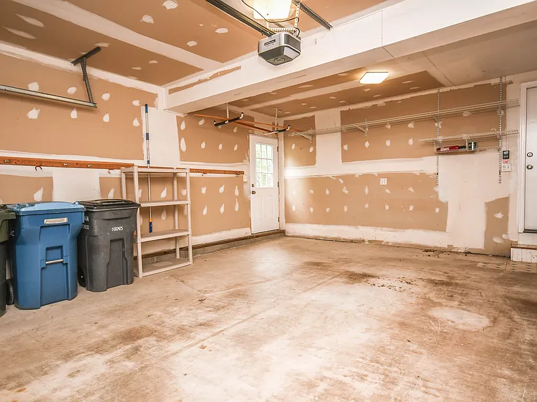 9627 Locust Hill Dr — Photo 34