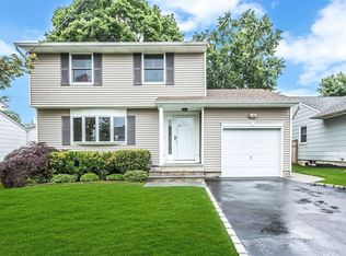 30 Sheridan St, Huntington, NY 11743