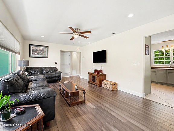 4th image of 485 Poinciana Dr