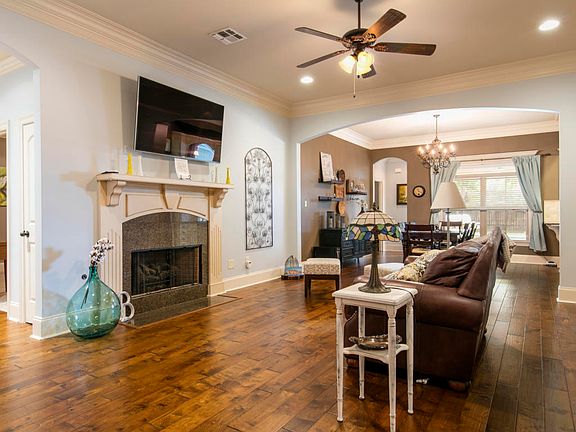 4th image of 100 La Villa Cir