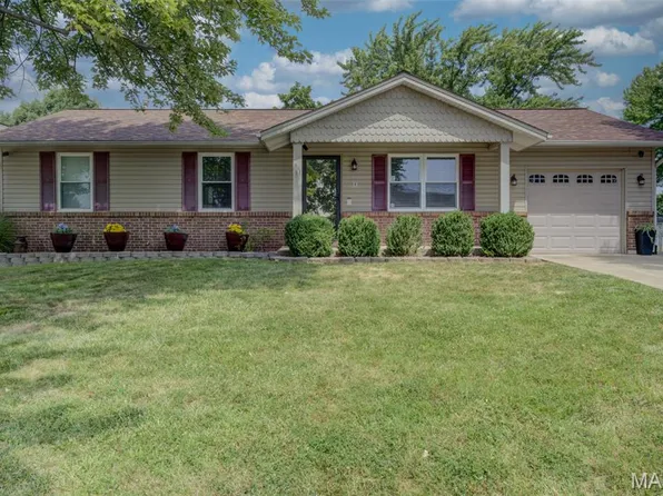 4 Vanguard Dr, Saint Peters, MO 63376