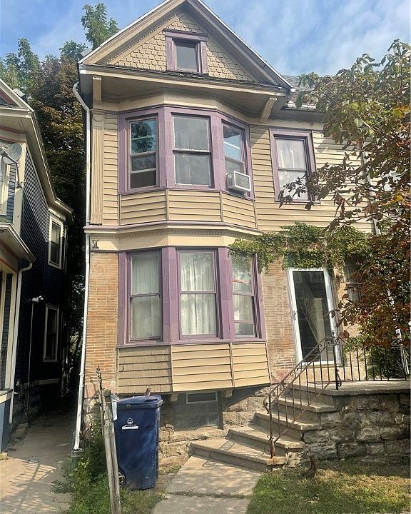 1st image of 932 W Ferry St