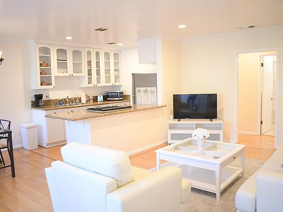 3rd image of 834 Lincoln Blvd APT 6