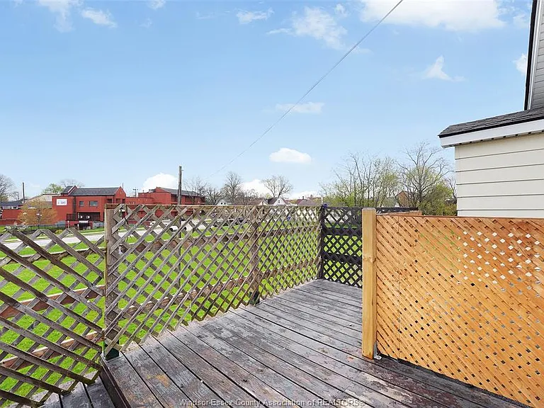 655 Chatham St E — Photo 2