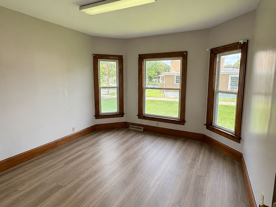 2nd image of 229 5th St Office 2