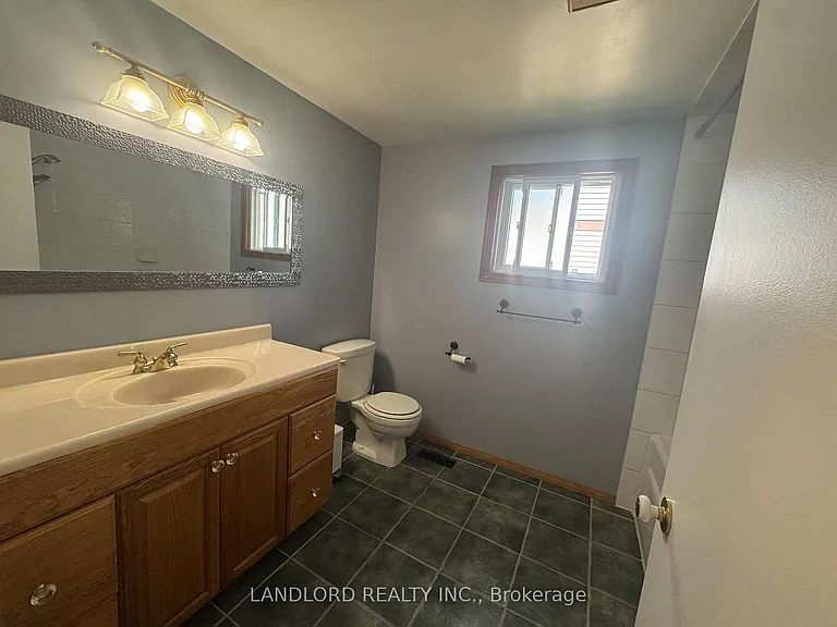 833 Laurier Ave — Photo 35