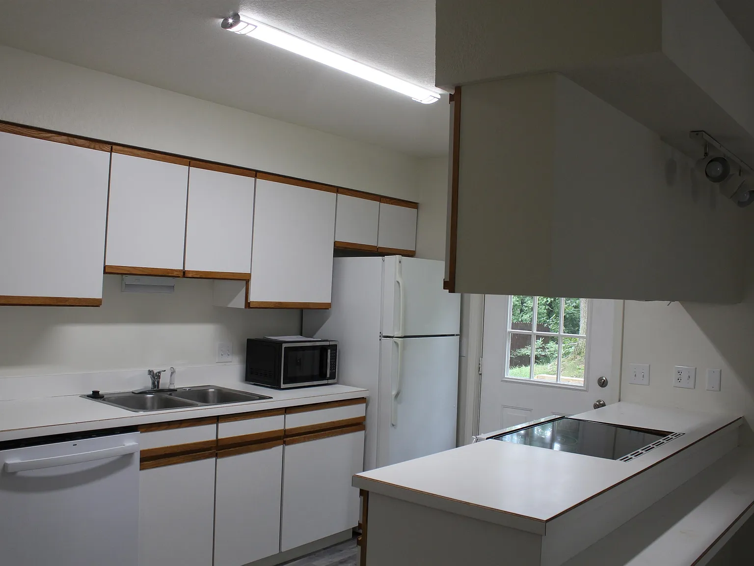 3 bed, 2.5 bath, 1350 sqft, $1,600 — Photo 2