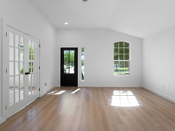 3rd image of 801 Sussex Dr