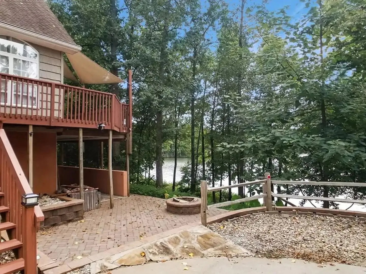 Lakefront Cottage Near Town with Stunning Views — Photo 1