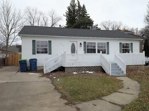 608 Woodside Ln, Bay City, MI 48708