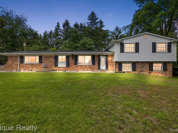 7033 Pebblecreek Rd, West Bloomfield, MI 48322