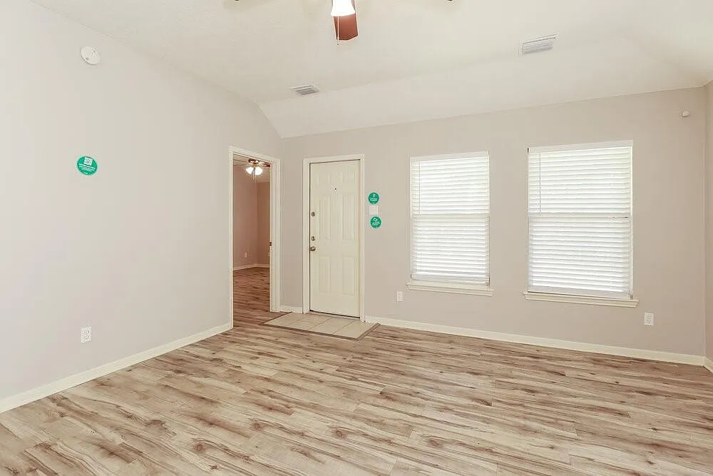 3 bed, 2.0 bath, 1399 sqft, $1,880 — Photo 4