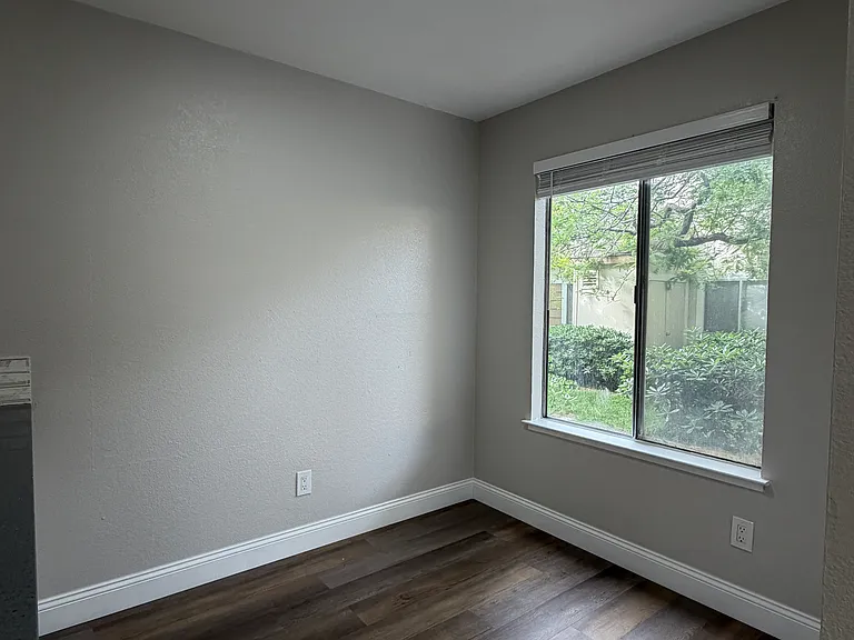 2396 Balme Dr — Photo 14