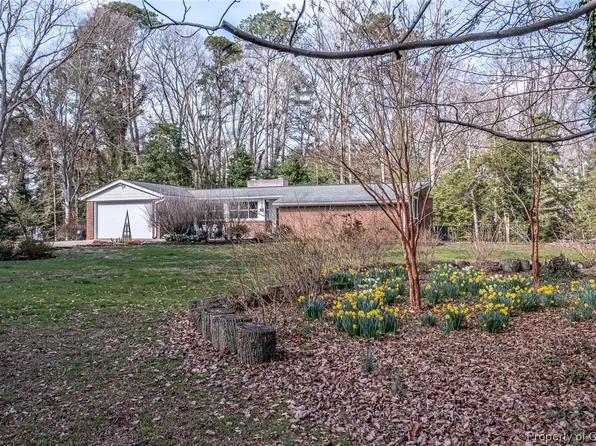 23 Oak Ridge Dr, Kilmarnock, VA 22482