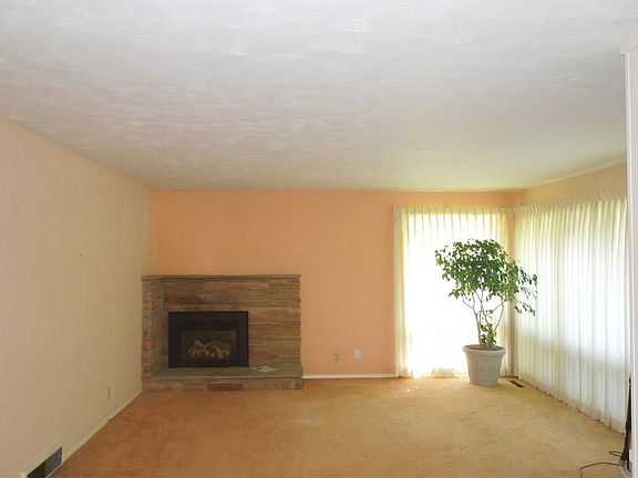 4th image of 2047 Pryor Ln