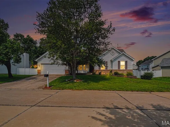 540 Crown Passage Dr, Saint Charles, MO 63303