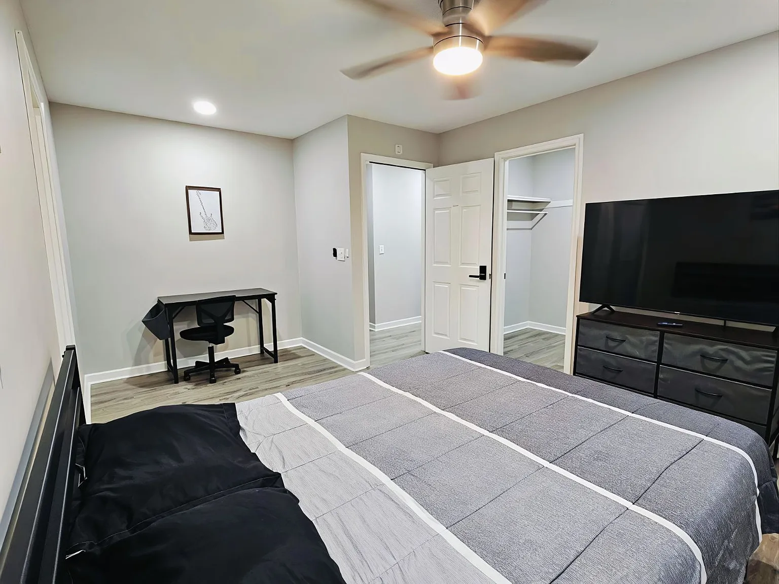 12 bed, 4065 sqft, $670 — Photo 3
