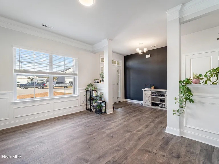 1003 Manhatten Ct — Photo 3