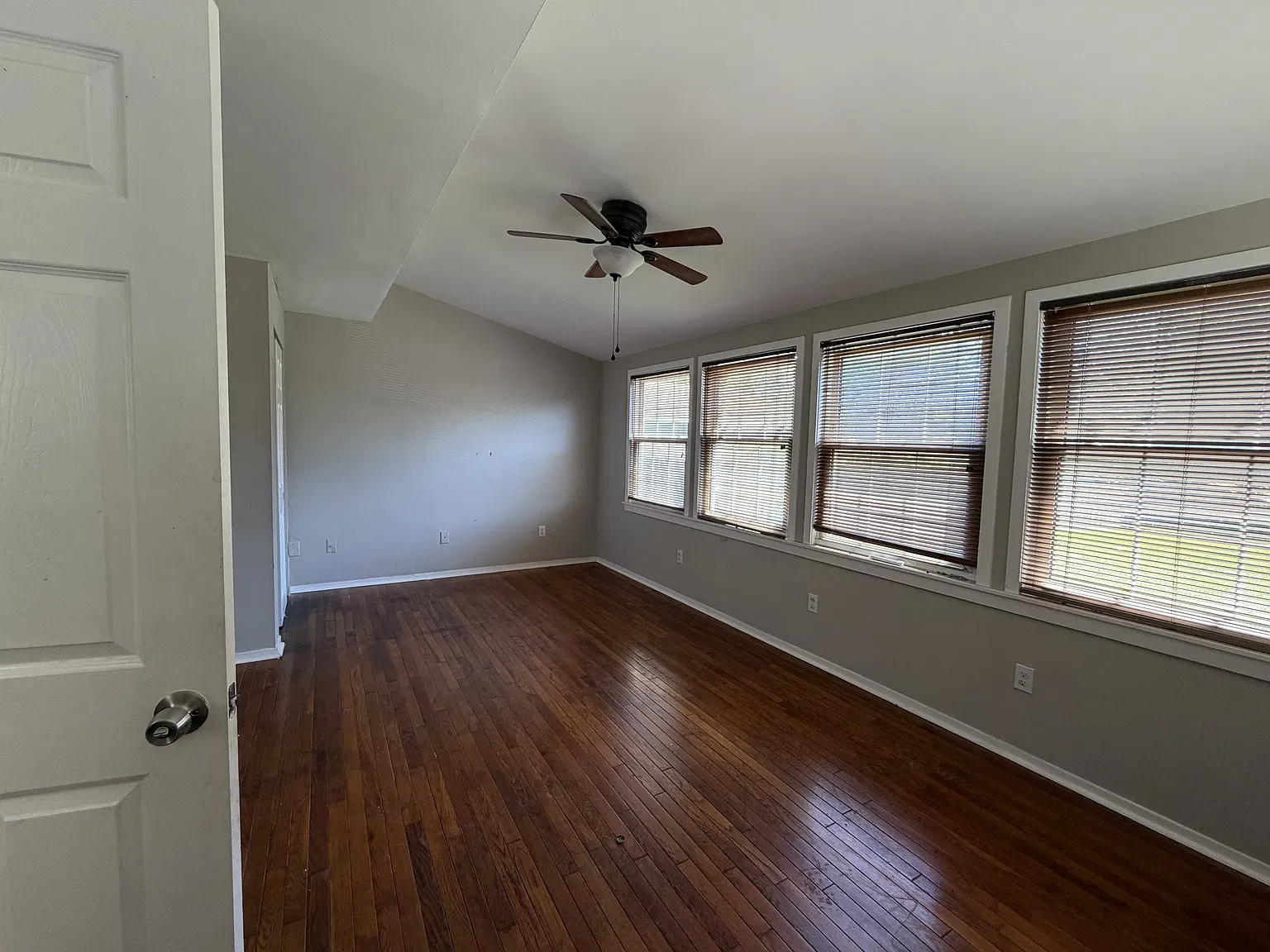 5 bed, 2.5 bath, 3275 sqft, $2,750 — Photo 2