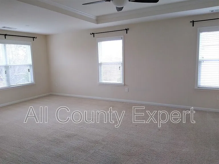 635 Glenish Ct — Photo 4