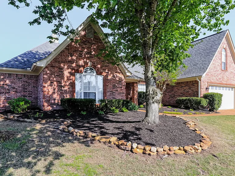 288 Mayhurst Ln — Photo 4