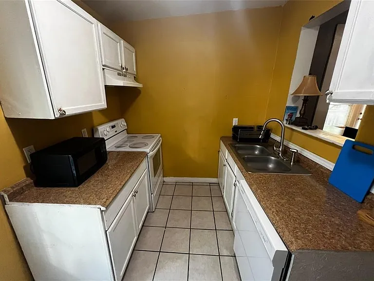1059 Hampton St NW — Photo 14