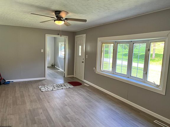 3rd image of 301 Lucys Ln