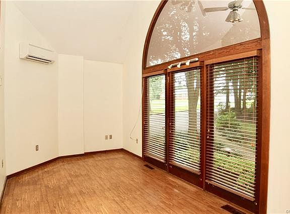 4th image of 7464 Barnette Ave