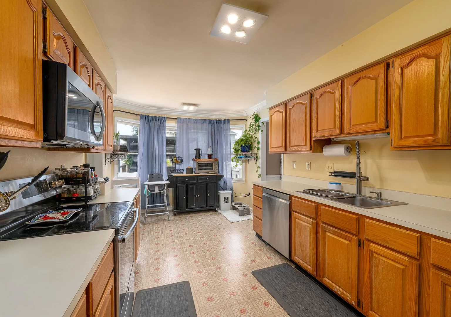 4-Bedroom, 2.5 Bathroom Pool Home in Ponderosa Estates — Photo 4