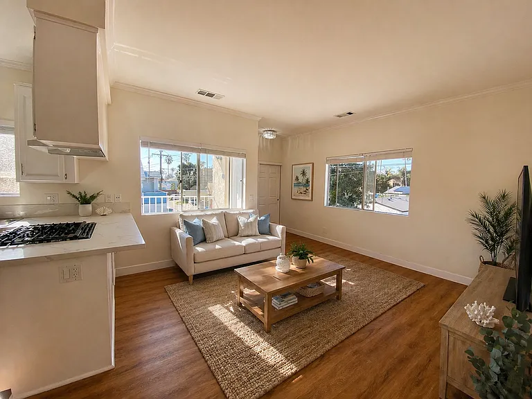 Upstairs 2BD Apartment Home! Great PB Location! Garage! AC! — Photo 3