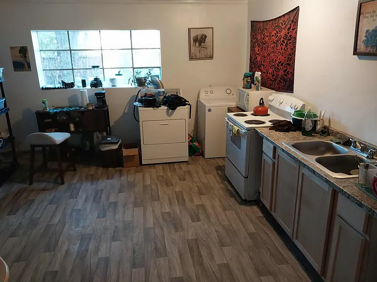 340 N Pine St — Photo 2