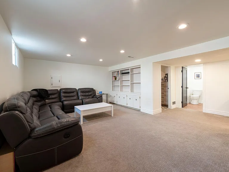 2201 E Wilson Ave — Photo 16