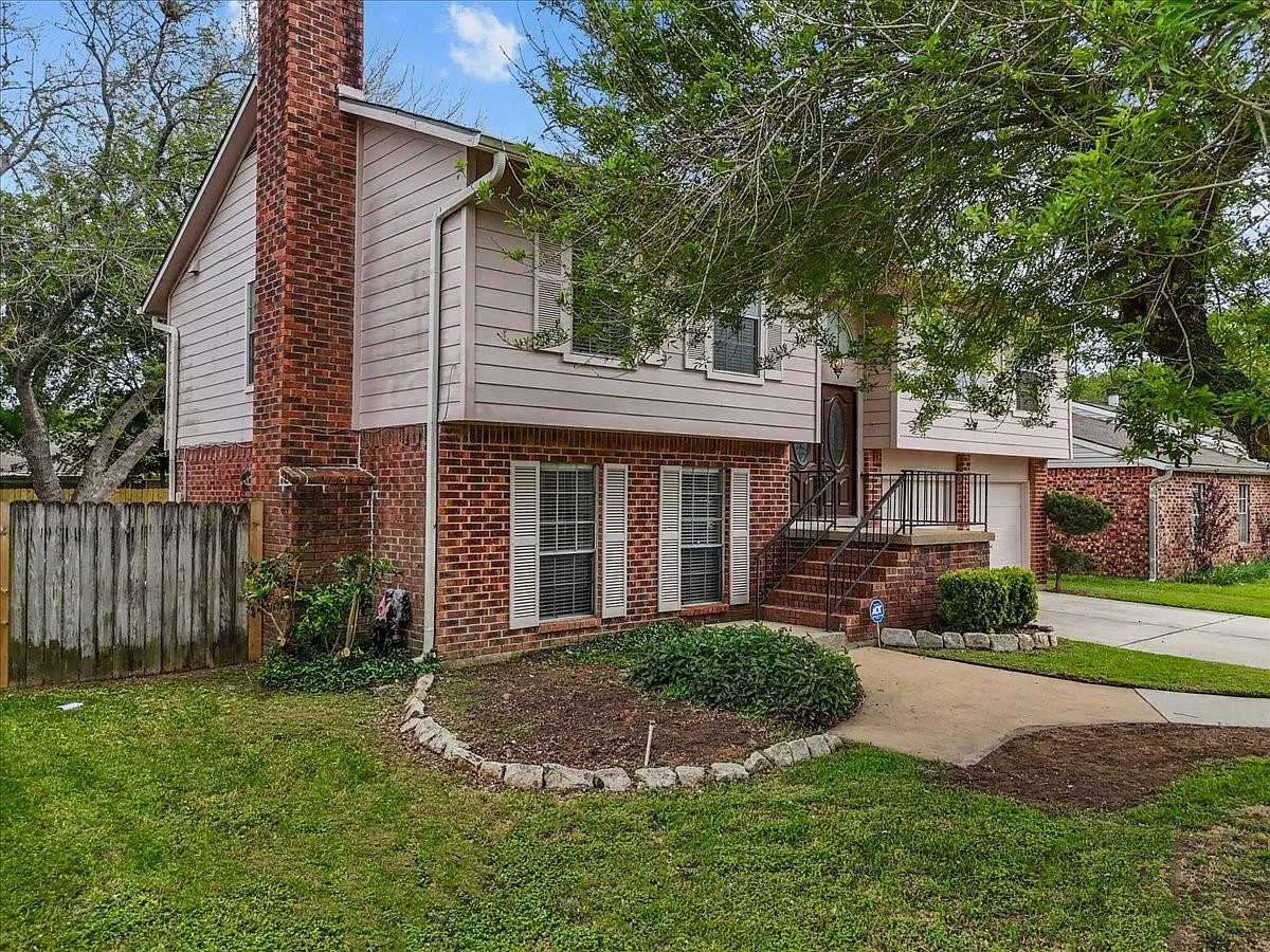 4 bed, 2.5 bath, 2068 sqft, $2,400 — Photo 2