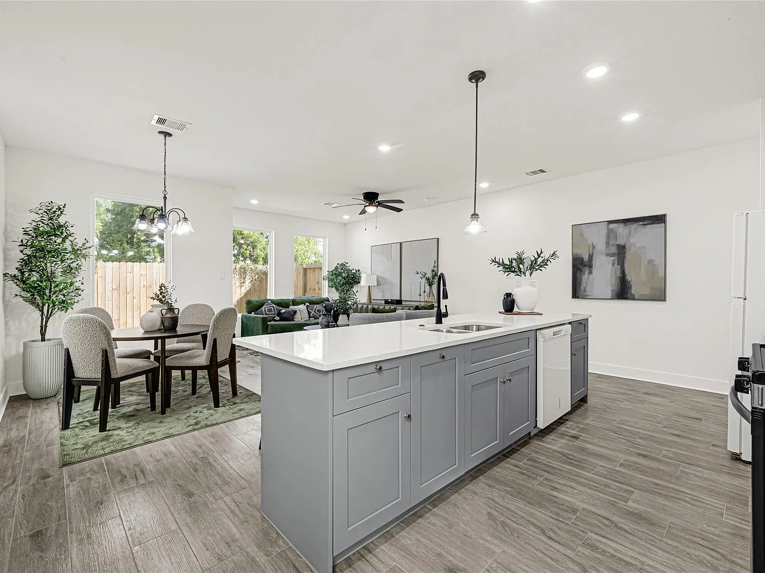 3 bed, 2.5 bath, 2944 sqft, $2,000 — Photo 3