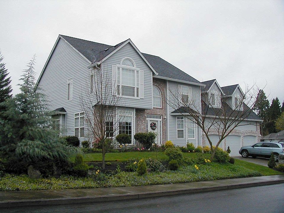4bd, 2 1/2bth, bonus, office, Fam., 3 Car., AC, FP, lrg. lot across from Park 