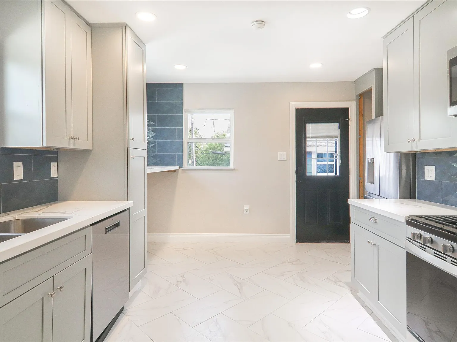 2 bed, 1.0 bath, 2550 sqft, $2,400 — Photo 3
