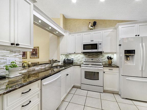 3rd image of 5904 Autumn Lake Ln APT A