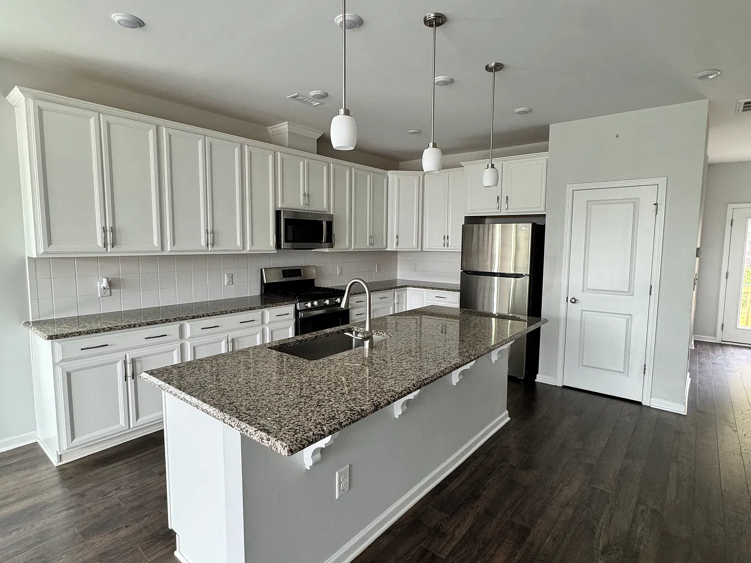 4 bed, 3.5 bath, 2349 sqft, $2,350 — Photo 3