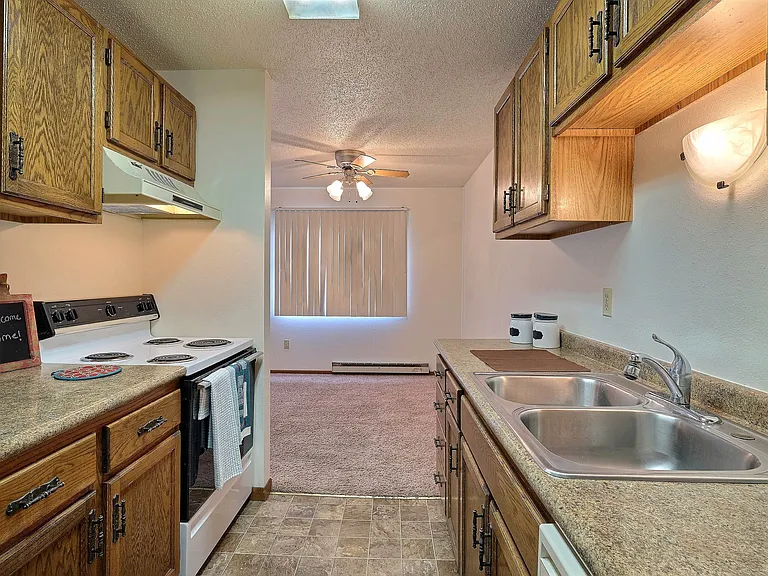 Fargo, ND Pacific South Apartments | Kitchen