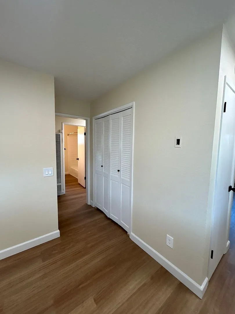 Stunning Remodeled 2 Bed 1 Bath Ground Floor Unit With Indoor W/D Hookups — Photo 4