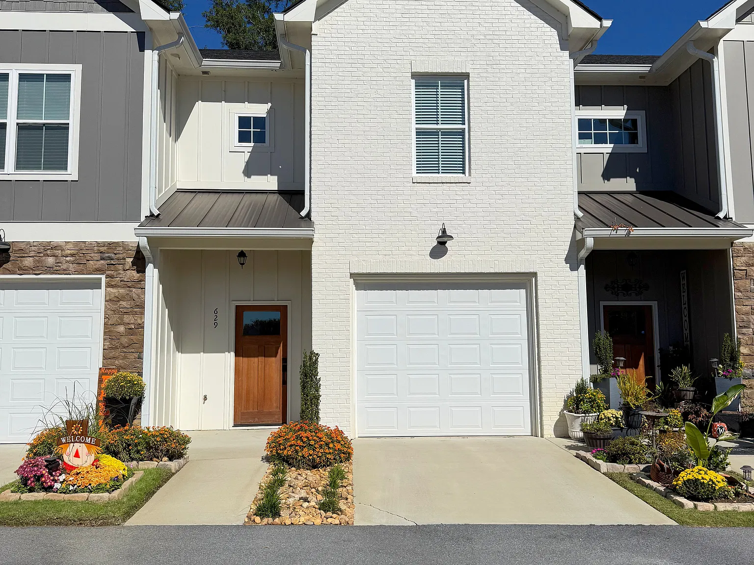 3 bed, 2.5 bath, 1800 sqft, $1,899 — Photo 1