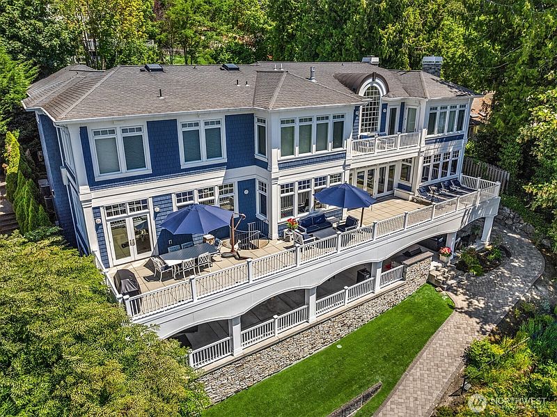 3rd image of 8233 W Mercer Way