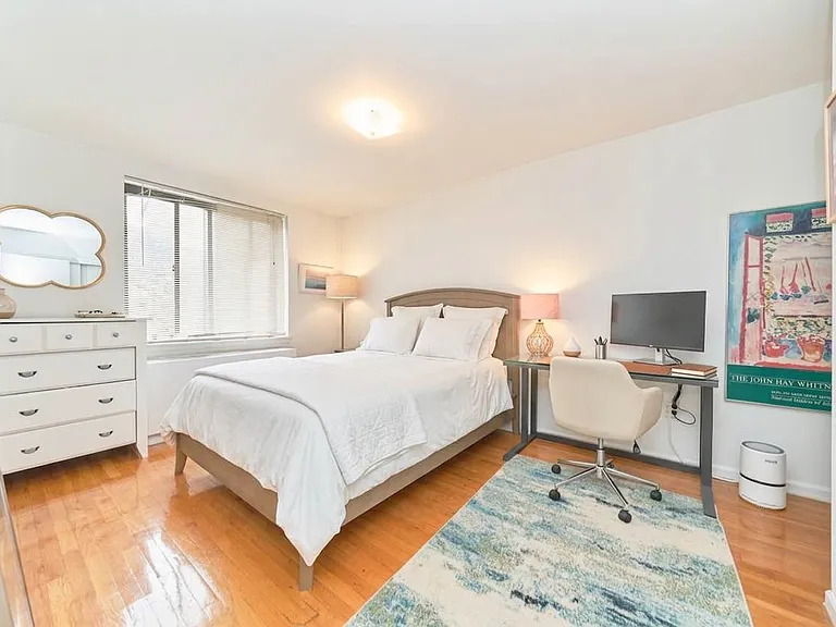 458 W 52nd St #2D — Photo 4